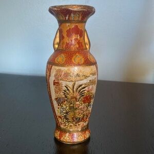 Vintage Miniature ceramic Chinese Vase urn oriental style hand painted. Gold.